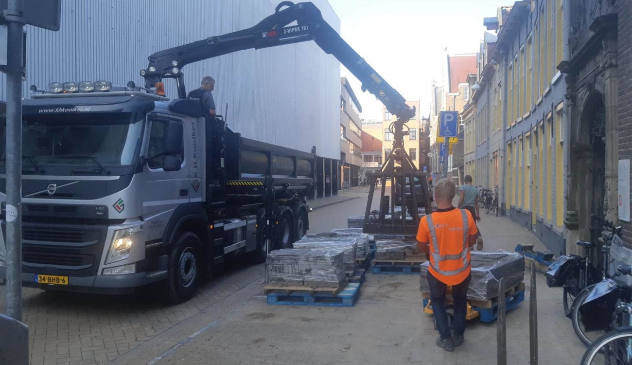 Aanvoer tegels en stenen binnenplaats Rode Weeshuisstraat Groningen