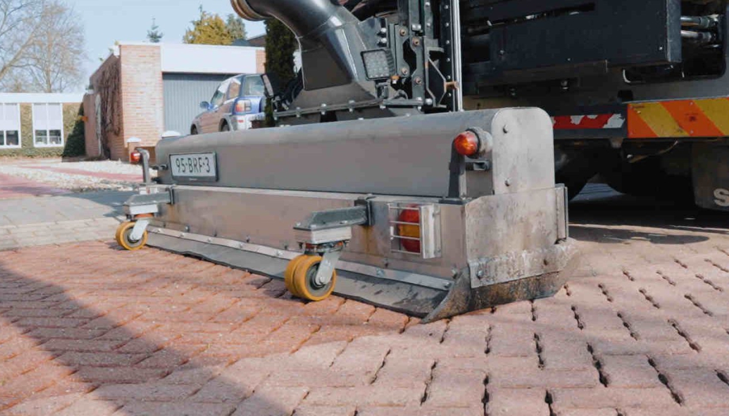 Reinigen waterpasserende en waterdoorlatende bestrating